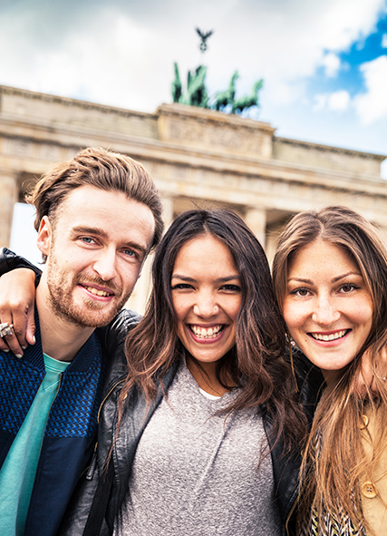 Gemeinsam auf Reisen in Berlin-Brandenburg Gate Foto LeoPatrizi iStock-530497440