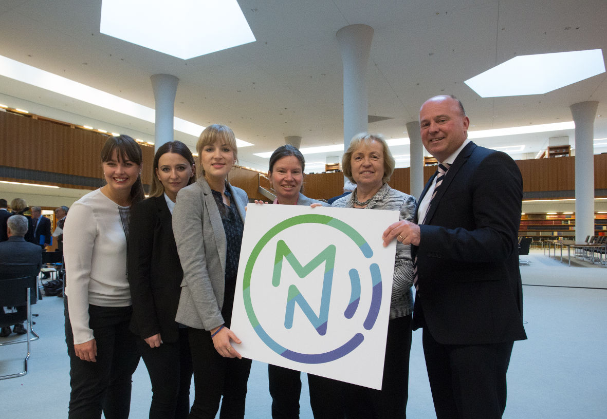 Bundesbeauftragter Hartmut Koschyk MdB und Staatsministerin Prof. Dr. Maria Böhmer MdB mit dem ifa Team Foto Hans Scherhaufer2