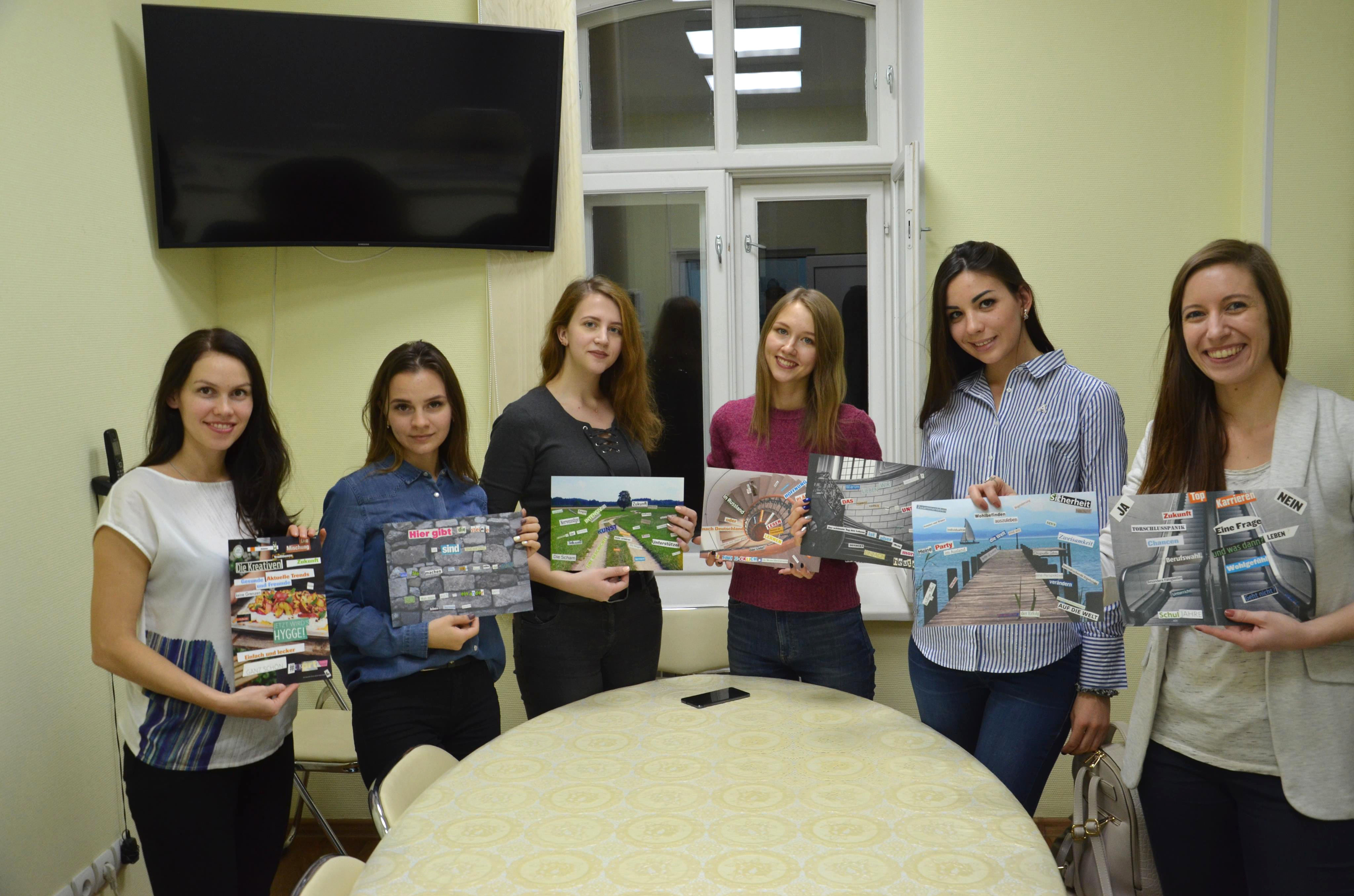 Magdalena Sturm rechts aussen mit Teilnehmerinnen des Collage Workshops Foto Andreas Dell Deutsch Russisches Haus Omsk